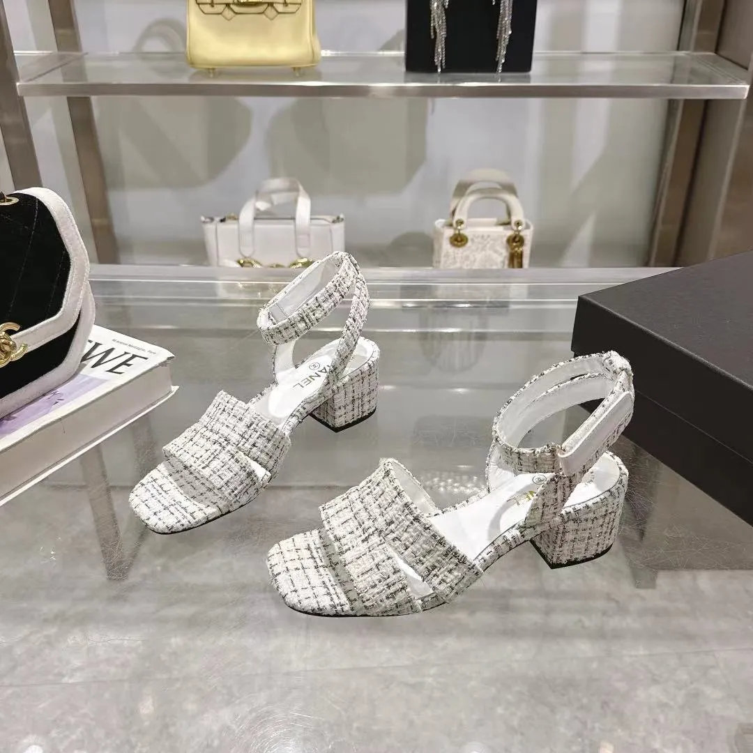 👟👟Ex-factory price 540👟👟 𝐂𝐇𝐀𝐍𝐄𝐋★Xiaoxiang New Spring and Summer Products Counter new sandals, electric embroidery Lingge’s classic elements that will never fade away 💋Showing unique dressing style, too beautiful to say anything, a must-have in summer... Upper: imported sheepskin/knitted fabric Lining: mixed sheepskin Heel height: 5cm Outsole: Italian leather outsole Shoe size: 35-39 (customized items of 40, 41 and 42 are not returnable or exchangeable)